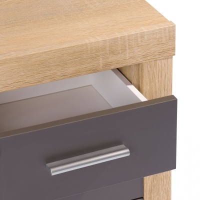 Gaveta cinza com puxador prateado numa estrutura de madeira clara