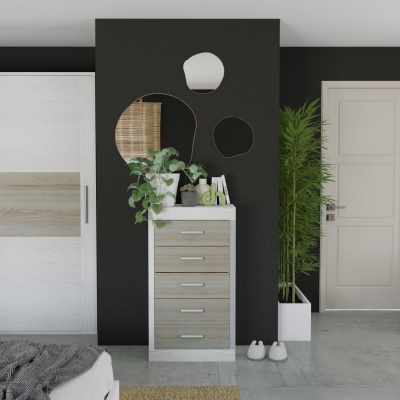 Cômoda com gavetas em madeira clara e moldura branca, espelhos decorativos em parede preta, planta verde e porta branca ao lado