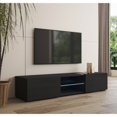 Móvel de TV preto lacado com prateleira iluminada e TV montada na parede numa sala moderna