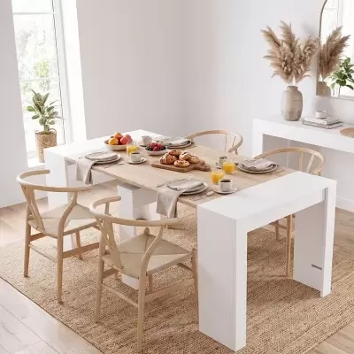 Mesa de jantar de madeira clara com cadeiras e decoração minimalista em sala branca