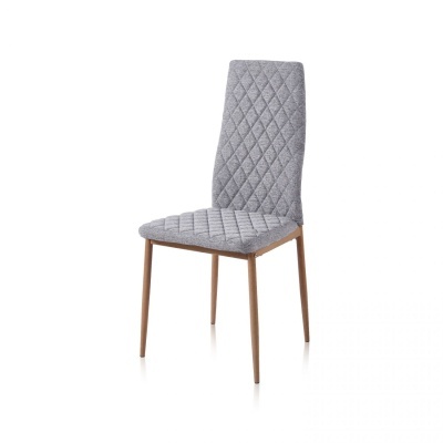 Cadeira cinza com padrão de losangos e pernas de madeira