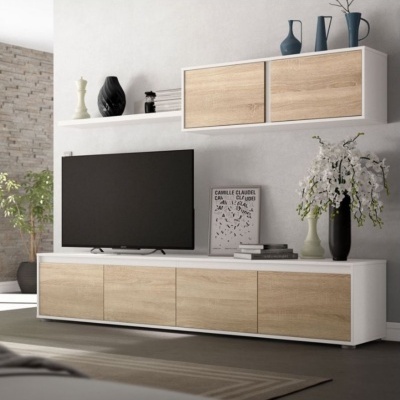 Móvel de TV branco e madeira clara com decoração moderna e plantas