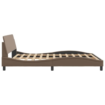 Cama individual castanho-claro com ripas de madeira e cabeceira estofada.
