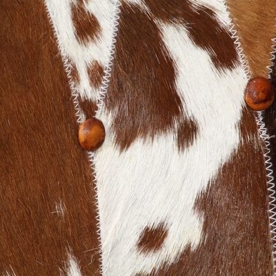 Roupa ou acessório em pele castanha e branca com botões castanhos
