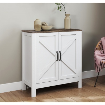 Móvel branco com tampo castanho escuro, duas portas com padrão em X, vasos decorativos em cima, madeira do chão e parede neutra ao fundo