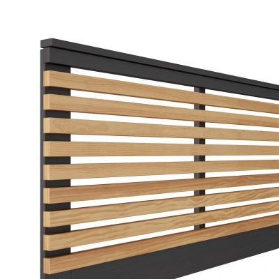 Painel de madeira com barras horizontais naturais numa estrutura metálica preta