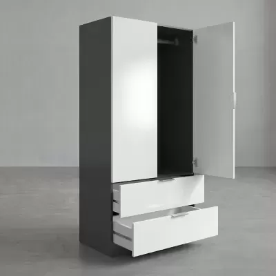 Guarda-roupa branco com portas e gavetas abertas em divisão cinzenta