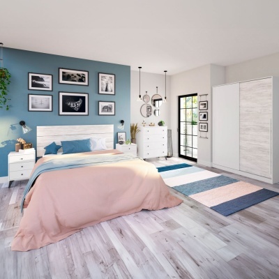 Quarto com cama branca, roupa de cama rosa e azul, cômoda, guarda-roupa, tapete às riscas e quadros na parede azul