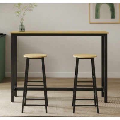 Mesa alta e dois bancos altos em madeira clara e metal preto num interior com tapete bege