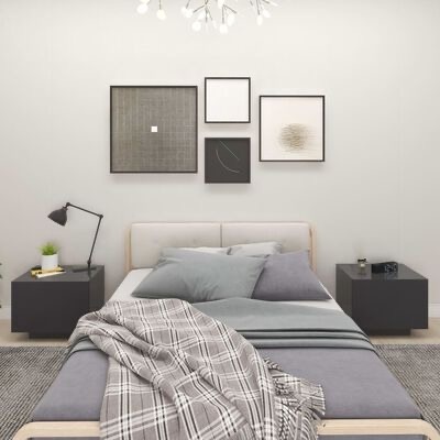 Quarto com cama de estrutura clara e cabeceira estofada, roupa de cama cinza e manta xadrez, mesas de cabeceira cinza, candeeiro, quadros na parede branca