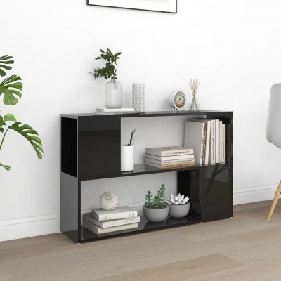 Estante preta com livros, plantas e objetos decorativos numa sala com chão em madeira clara