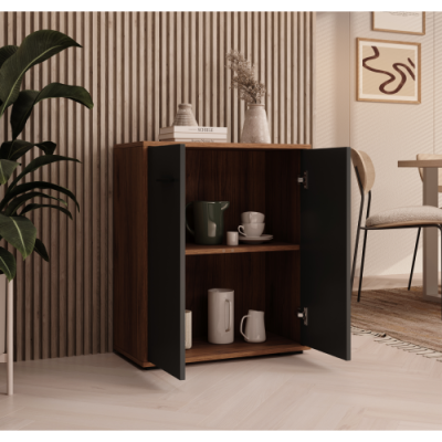 Móvel de madeira com portas pretas abertas e utensílios de cozinha no interior