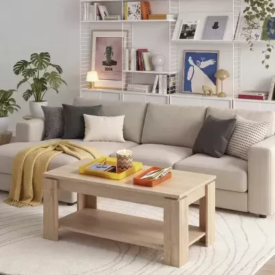 Sofá bege e mesa de centro de madeira numa sala com estante branca e decoração