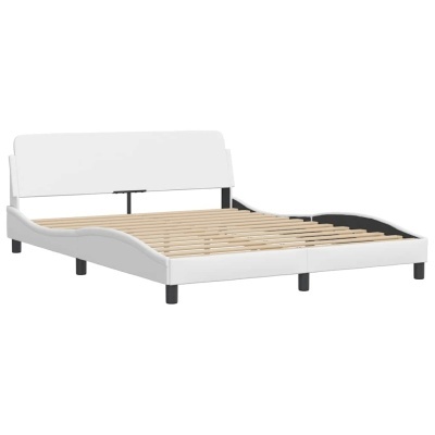 Cama estofada branca com estrutura metálica e ripas de madeira