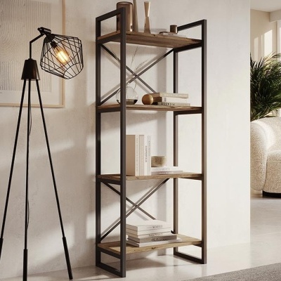 Estante metálica preta com prateleiras de madeira e candeeiro de pé com abajur tipo gaiola
