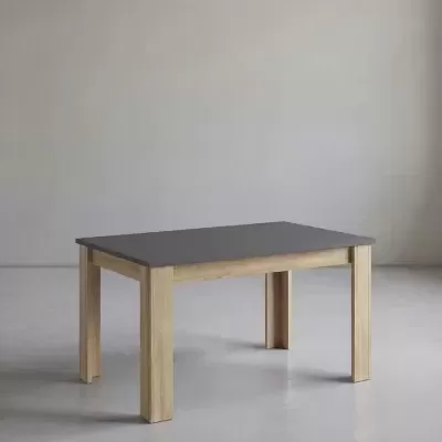 Mesa retangular com tampo preto e pernas de madeira clara