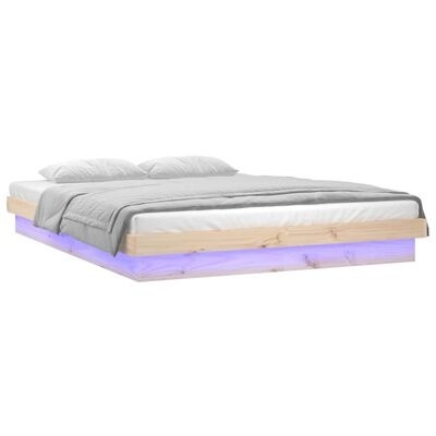 Cama de madeira clara com iluminação led azul, colchão branco, capa cinza e almofadas brancas