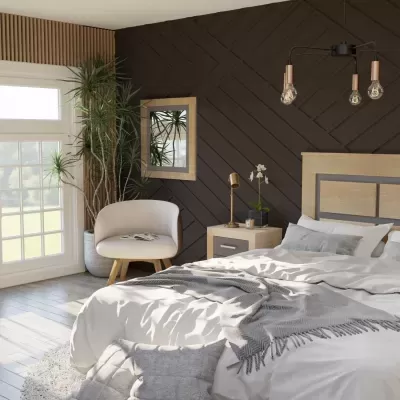 Quarto moderno com cama de madeira clara, roupa de cama branca, manta cinza e planta em vaso