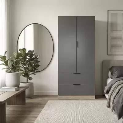 Armário cinzento com portas e gavetas ao lado de espelho redondo e plantas numa sala contemporânea