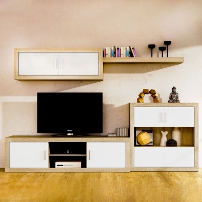 Móveis de sala de estar em madeira clara com portas brancas, televisão, livros e decoração.