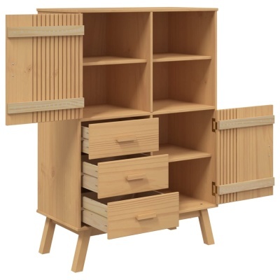 Armário de madeira clara com portas e gavetas abertas mostrando nichos interiores