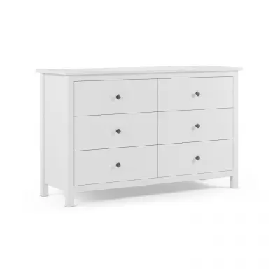 Cômoda branca com seis gavetas e puxadores pretos