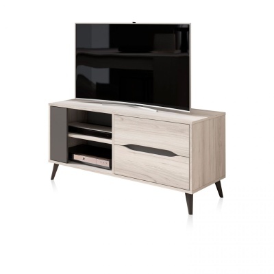 Móvel para televisão em madeira clara com pernas pretas e televisão de ecrã plano