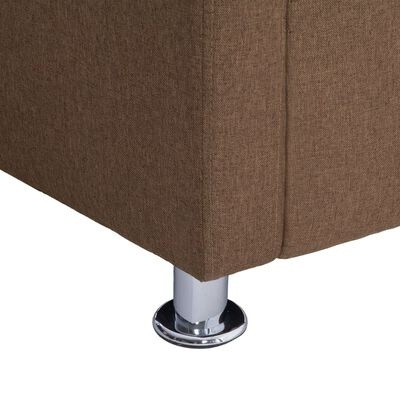 Canto inferior de sofá castanho com pé metálico prateado cilíndrico