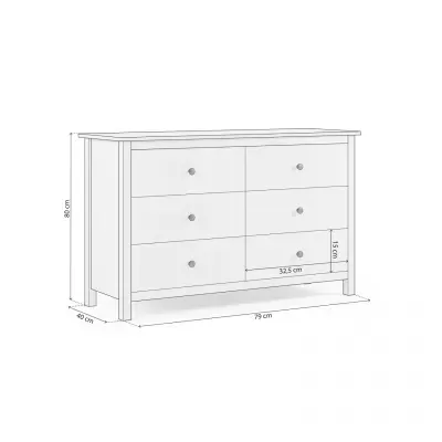 Cómoda branca de madeira com seis gavetas e puxadores redondos prateados