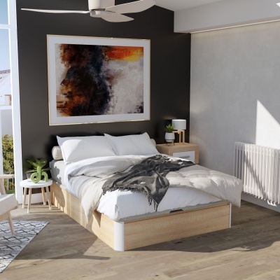 Quarto moderno com cama de madeira clara, roupa branca e manta cinzenta