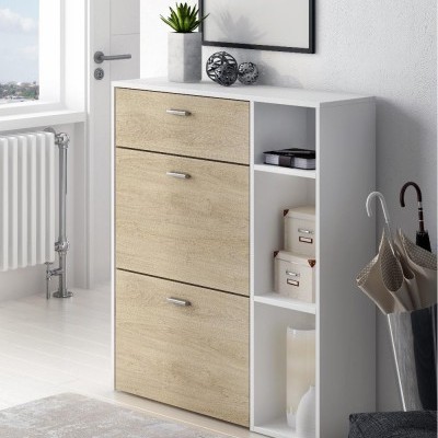 Móvel de arrumação branco com frentes em madeira clara, prateleiras abertas com caixas e moldura com texto 'Thank you' na parede