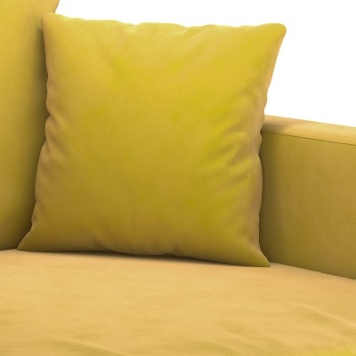 Almofada quadrada amarela num sofá amarelo com fundo branco