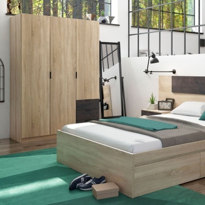 Quarto com cama e armário em madeira clara, tapete verde e espelho grande