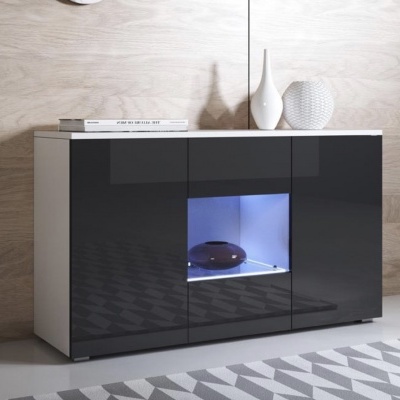 Móvel moderno lacado preto com prateleira de vidro iluminada e decoração num ambiente interior