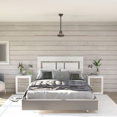 Quarto com cama de casal branca, mesas de cabeceira em madeira clara e decoração minimalista.