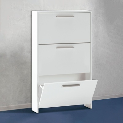 Móvel branco vertical com três portas e puxadores metálicos junto a parede cinza.