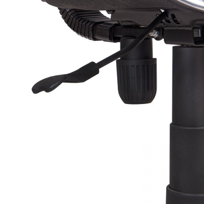 Detalhe inferior de cadeira de escritório preta com alavanca de ajuste