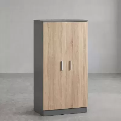 Armário de duas portas madeira clara e cinzento com pegas metálicas