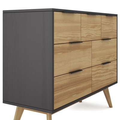 Móvel cinza escuro com gavetas de madeira clara e puxadores pretos