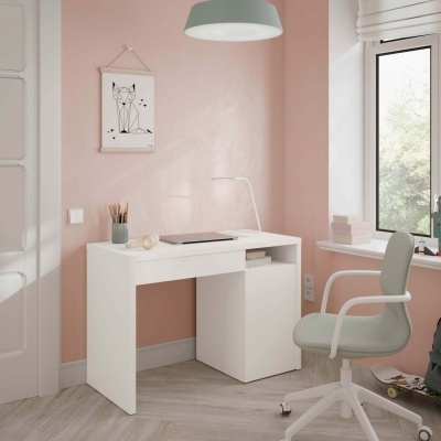 Escritório em casa com secretária branca e cadeira cinza numa parede cor-de-rosa