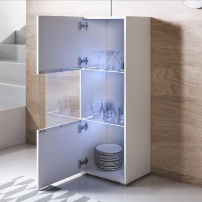 Móvel branco com duas portas, copos e pratos, parede madeira clara