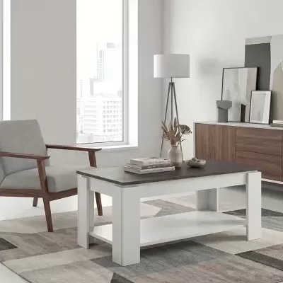 Mesa de centro castanha e branca em sala moderna com cadeira cinza, candeeiro de pé e móvel de madeira.