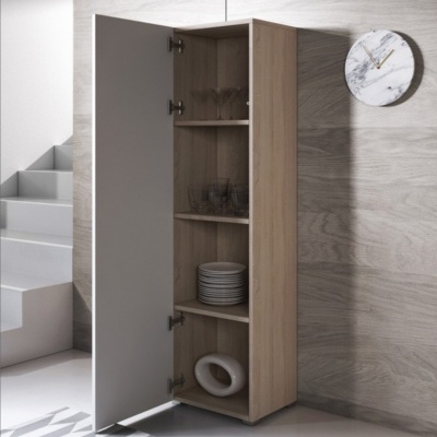 Armário vertical em madeira clara com porta branca aberta mostrando copos, pratos e objeto decorativo, parede com padrão madeira e relógio mármore.