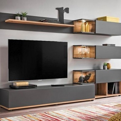 Móvel de sala moderno cinza com iluminação âmbar e detalhes em madeira