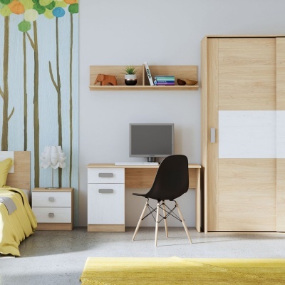 Quarto com móveis de madeira clara, roupa de cama amarela e papel de parede com árvores coloridas