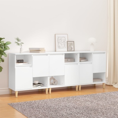 Aparador branco moderno com portas e prateleiras, decorado e colocado num ambiente com chão de madeira e tapete cinza.