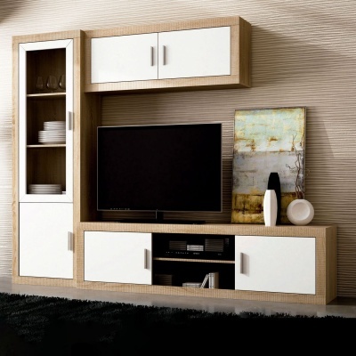 Móvel de TV modular em madeira clara e branco com decoração e televisão