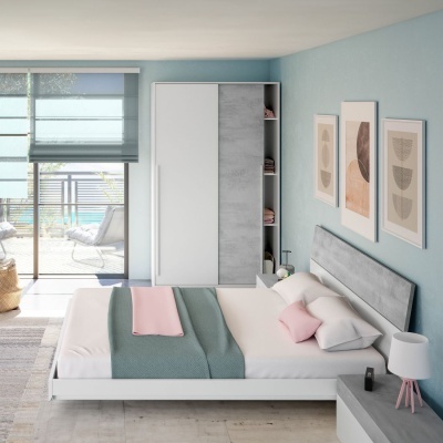Quarto moderno com cama branca e cabeceira cinza, roupa de cama azul e rosa, armário branco e cinza, candeeiro e quadros na parede azul.
