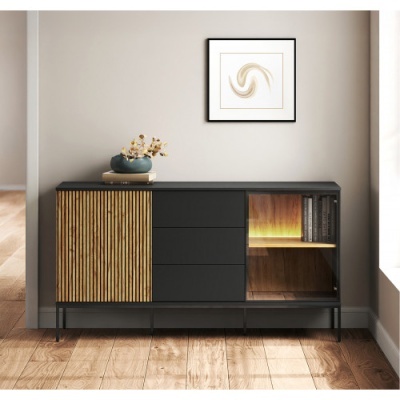Aparador preto e madeira com textura de ripas, iluminação interna, vaso azul e livros