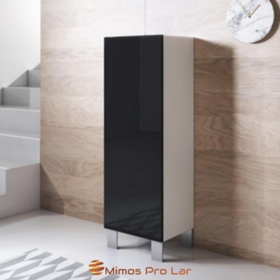 Armário vertical moderno preto e cinza numa sala com parede de madeira e relógio